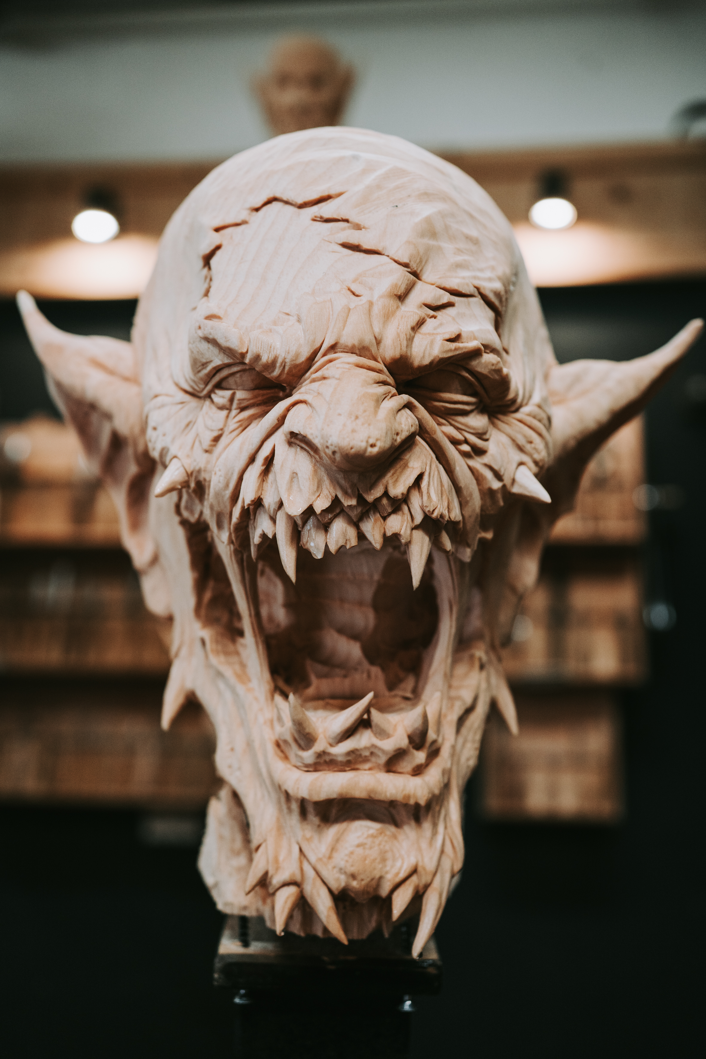 Maske aus hellem Holz im Rohzustand