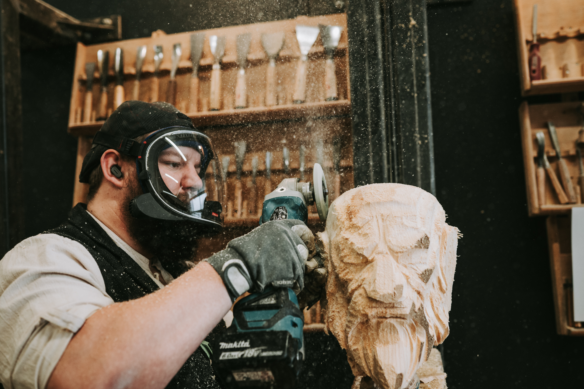 Schnitzarbeit in der Werkstatt von Holzkunst Eder
