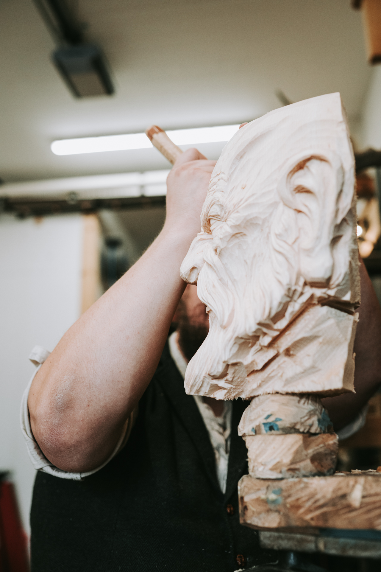 Detailarbeit mit dem Schnitzeisen